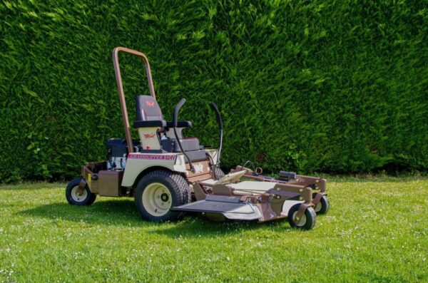 Tondeuse autoportée Grasshopper 524 V-42 à montage frontal
